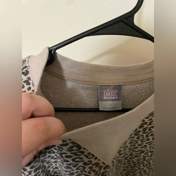 ✨Women’s MV Sport Cheetah Print Crewneck Size L - Picture 7 of 9